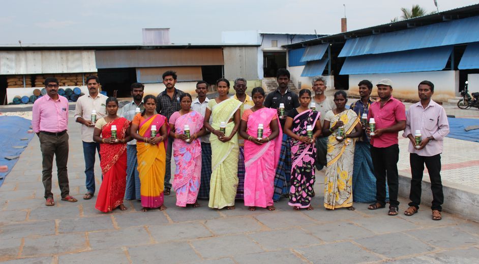 Equipo Nature Neem en el centro de producción de la India